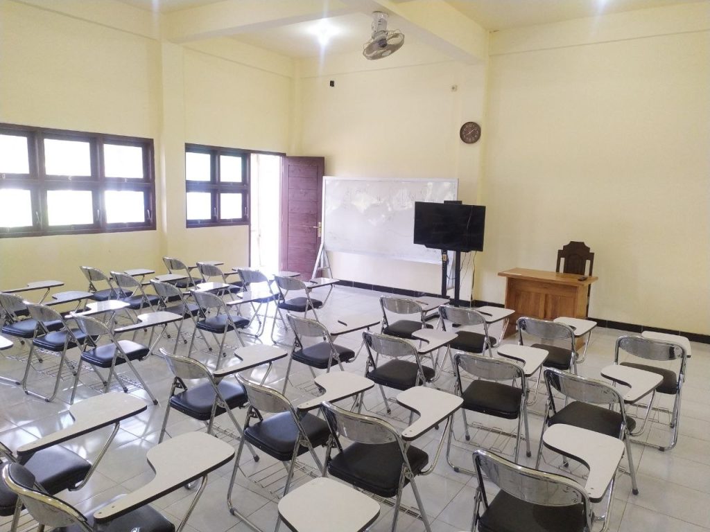 Ruang Kelas Fakultas Ekonomi dan Bisnis Islam
Universitas KH. Mukhtar Syafaat Blokagung Banyuwangi